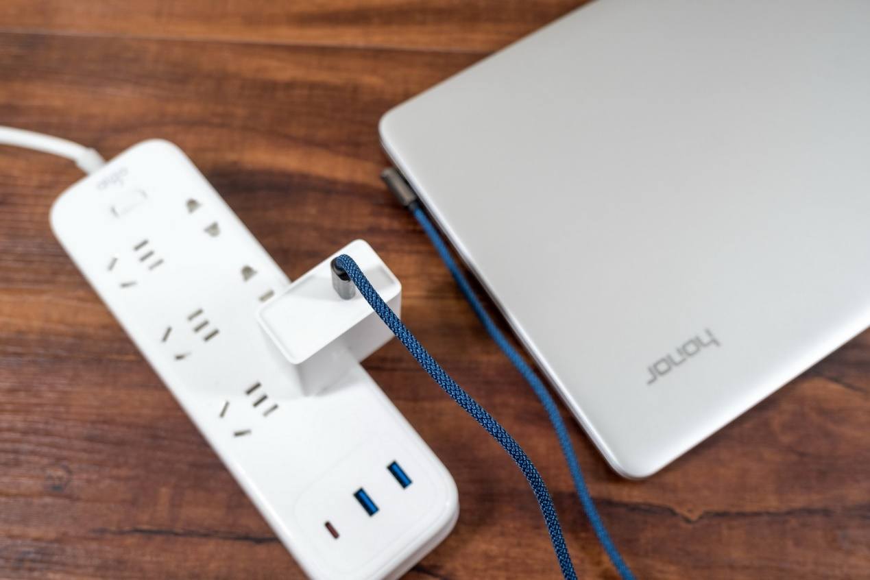 小巧便携高功率，充电更快更省时，aigo充电器C口65W体验