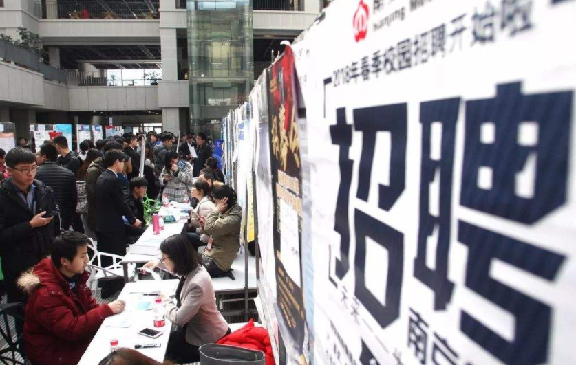 女大学生创业失败住桥洞，寒风中不忘学习，但小细节“出卖”了她