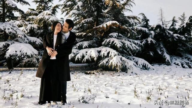 向佐晒一家三口照，轻抚妻子腹部满脸幸福，郭碧婷大肚抢镜