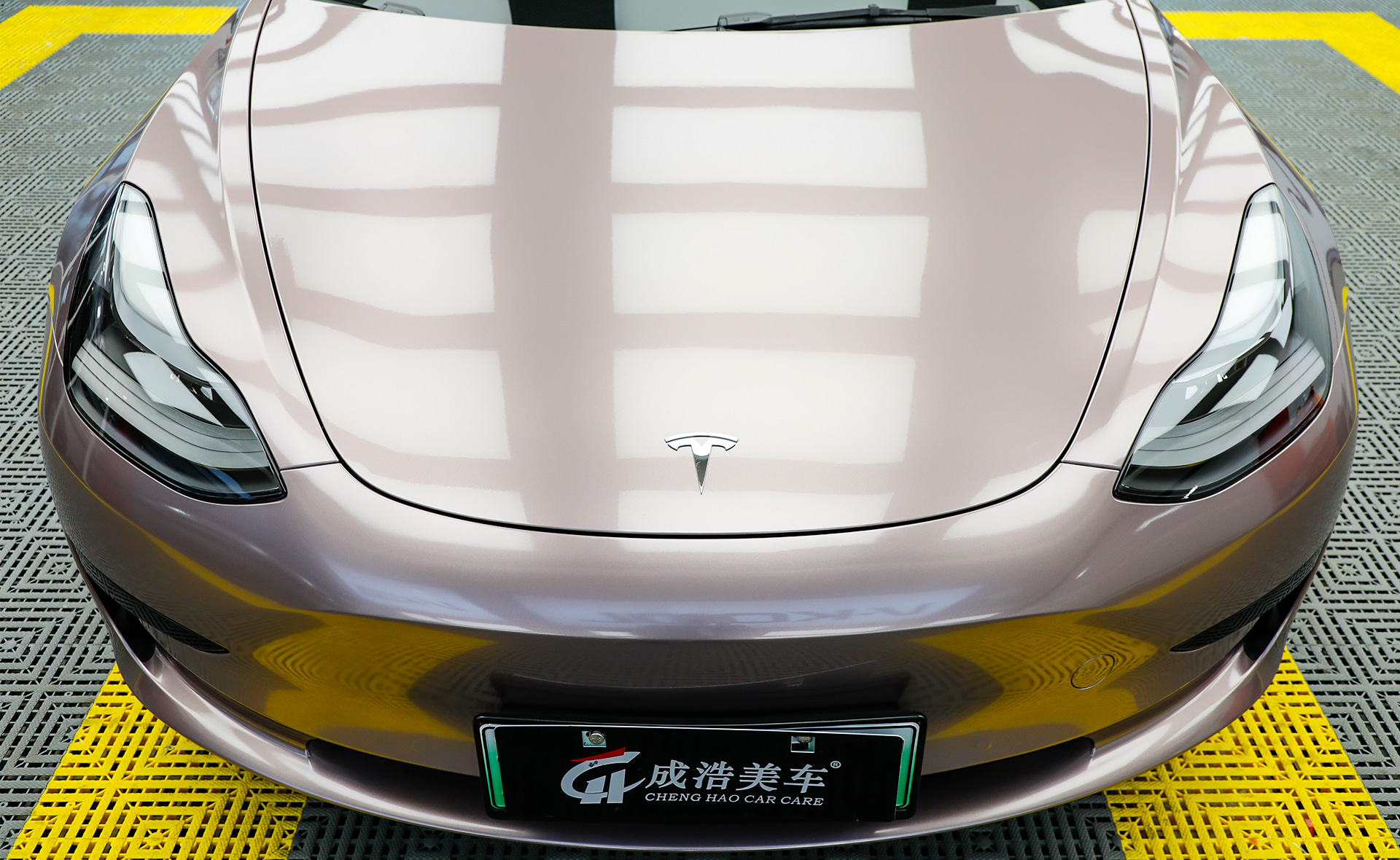 车身改色｜特斯拉Model3，总逃不过一款冰莓粉