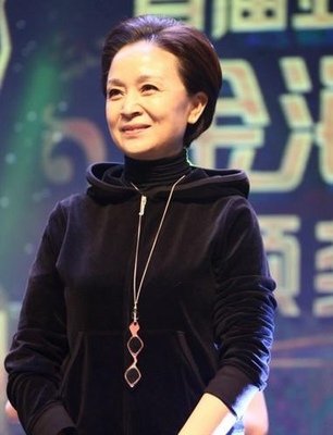 62岁“国民老妈”刘莉莉：穿着简约又得体，妈妈们照穿也好看