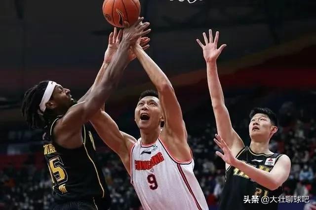 nba投篮对手为什么要打掉(杜锋安抚孙铭徽，垫脚不是故意的，那赵岩昊牙齿被打掉，怎么解释)