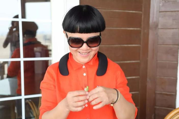 “金龟子”刘纯燕：穿千元拖鞋低调逛商场，网友：一点都没变