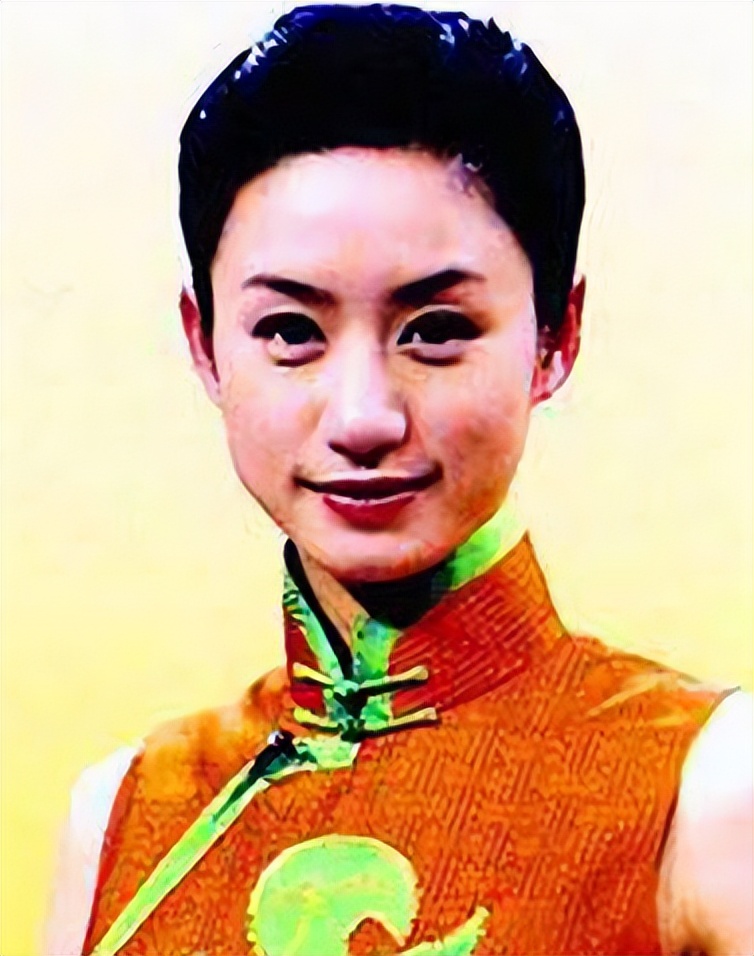 她是央视一级播音员，因一通电话走上不归路，生命定格在33岁