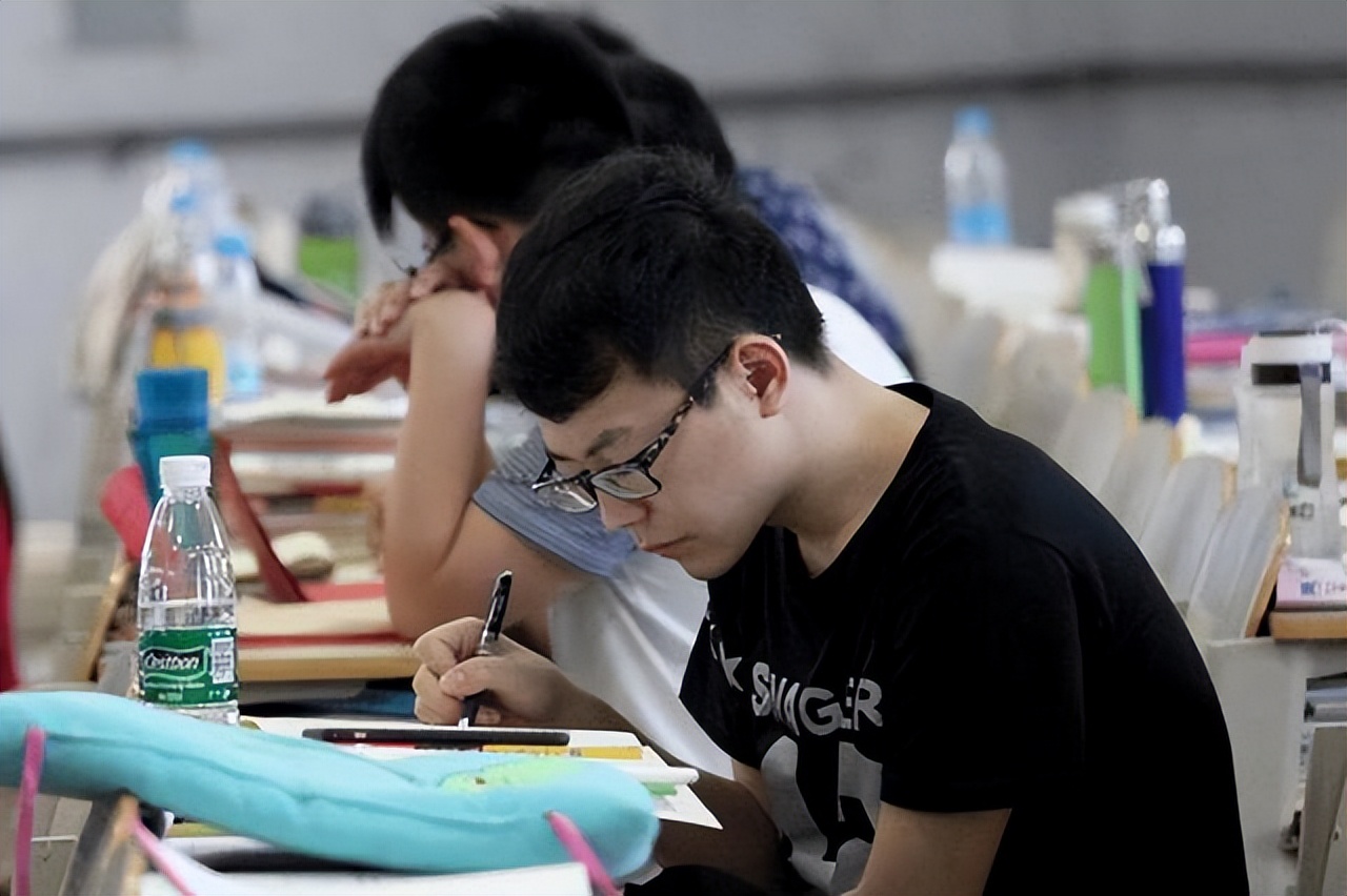 专科生算不算大学生？官方给出真实答案，有个回答“太荒唐”