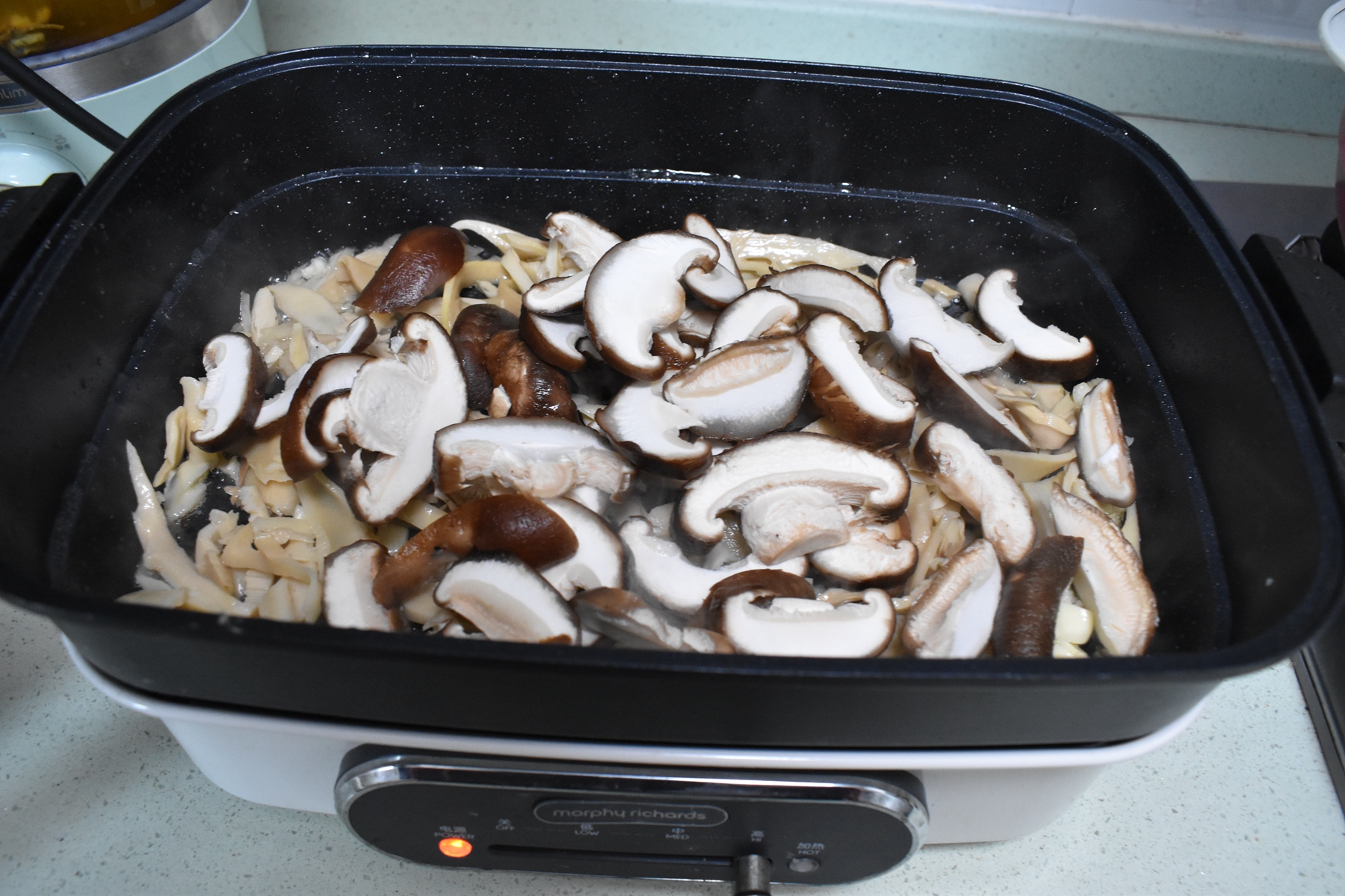 在家吃烤鱼火锅，食材丰富简单省事，好吃又实惠，家人赞不绝口