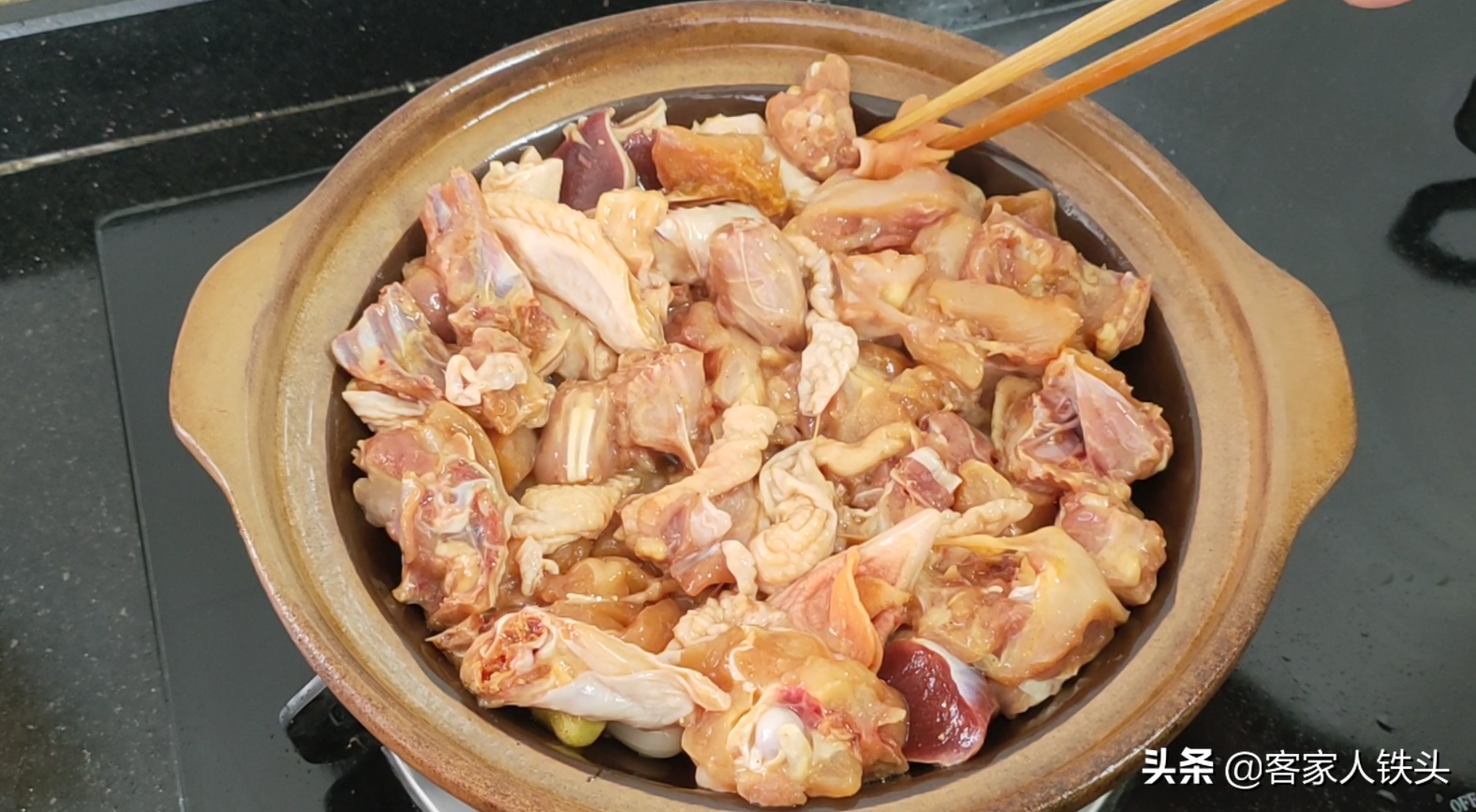 客家葱油鸡，一锅让人吃一次就爱上的家常菜，嫩滑入味吃着很过瘾