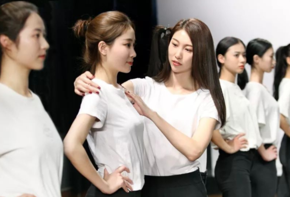 我国985大学可分为4个档次，清华、北大第1，吉林大学险进第3档