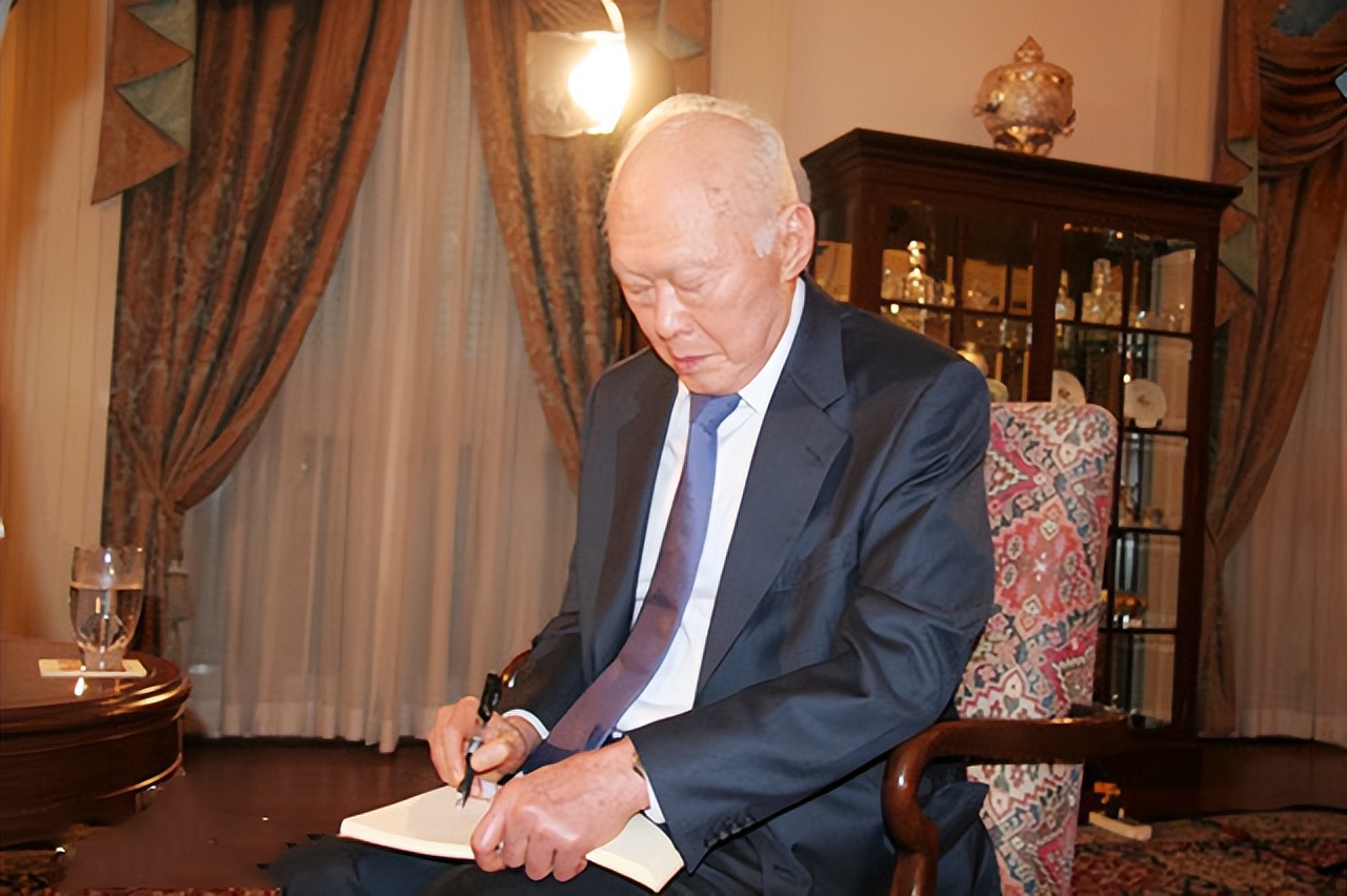 央视主持人陈伟鸿：55岁依然儒雅知性，一儿一女让人很羡慕