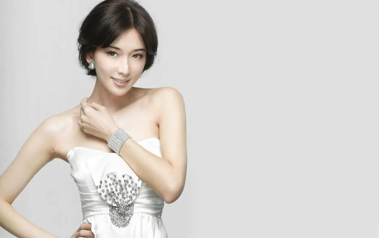 63岁杨丽萍视频秀舞指甲折断成热闻，明星天价身体部位知多少