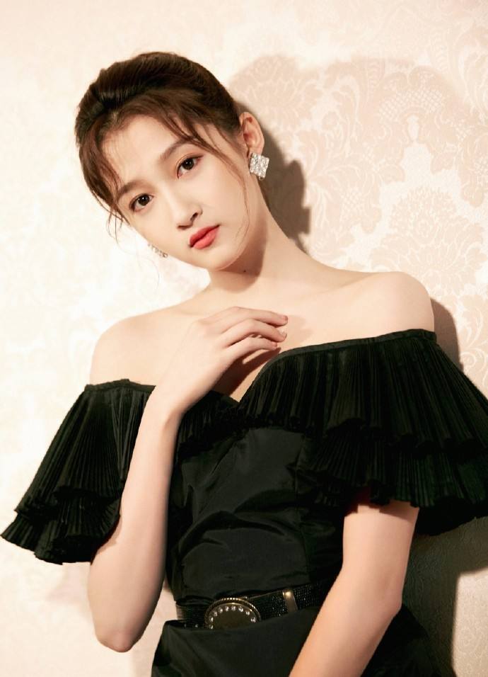 很奇怪晓彤不管什么类照片，看到她始终感觉还是“国民闺女”