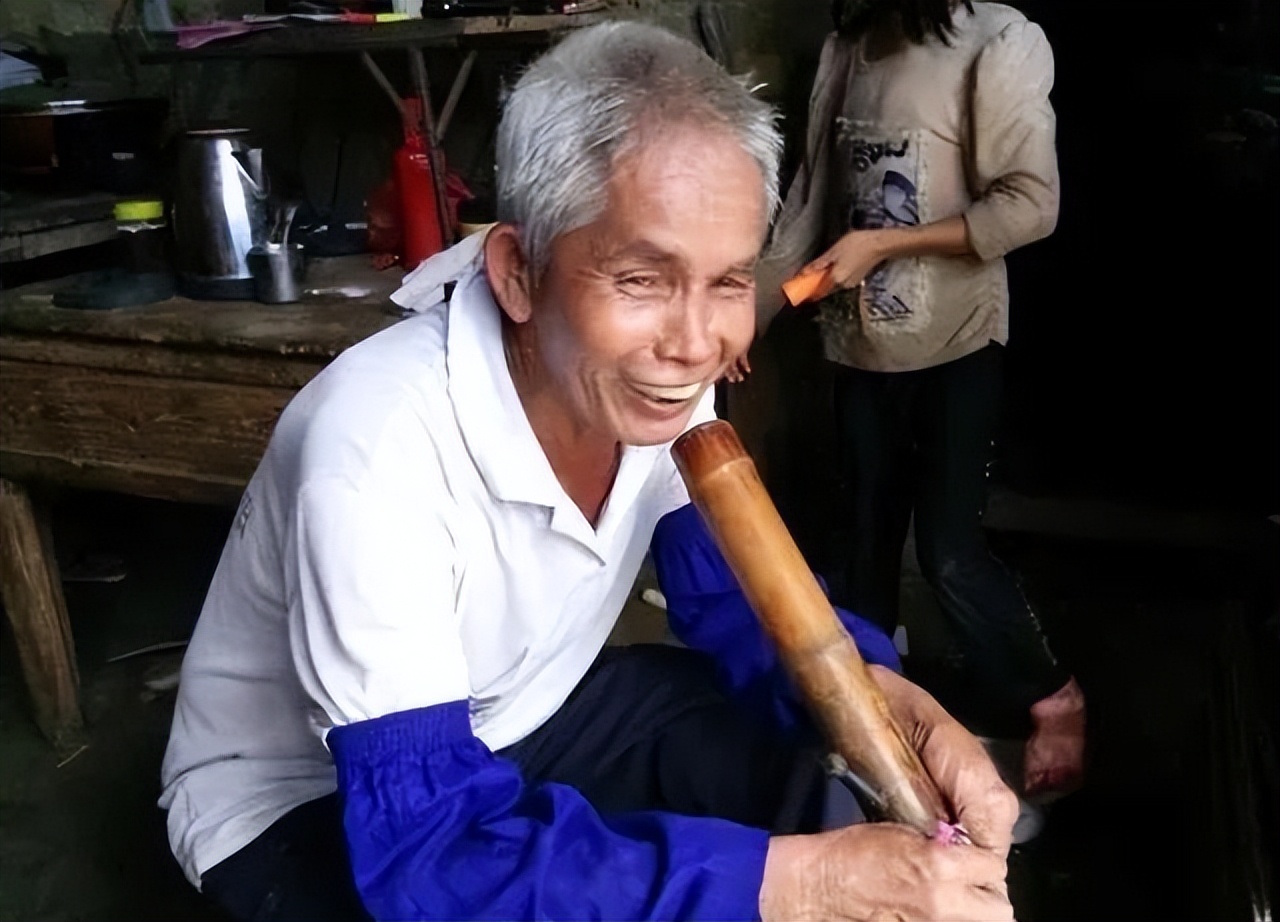 “超生游击队”真实事件：21年连生15个孩，妻子生产细节让人心疼