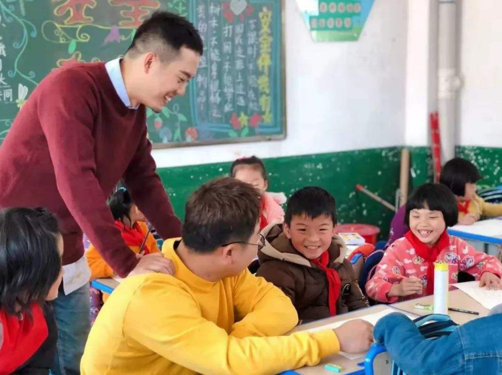 中小学教师的“新年礼物”，工资标准上调了，还会补发三个月