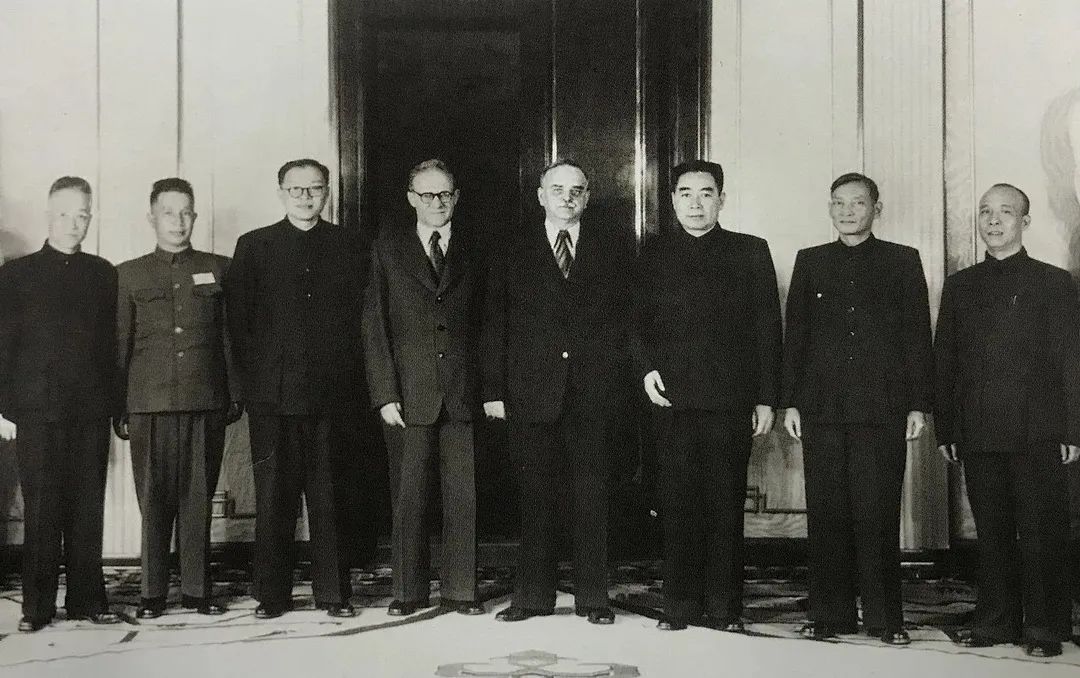 新中国成立之初国务繁忙，周总理每次外出时，是谁来代理总理职务