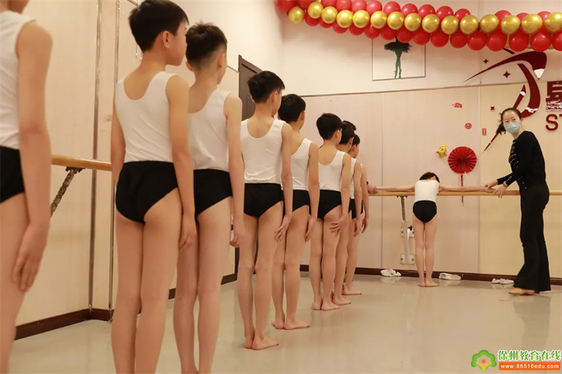 辽宁芭蕾舞团附属芭蕾舞蹈学校莅临星光舞校招生选材