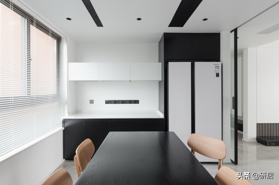 这对夫妻很理性，把家装成了简约风，没想到越是简单的装修越舒服