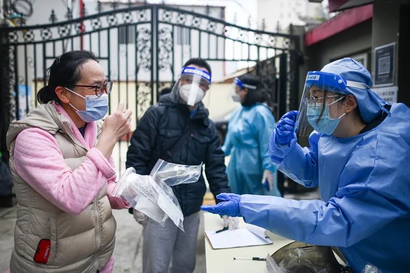 打赢这场仗，这个周末至关重要！上海今起新一轮检测！核酸、抗原检测全覆盖