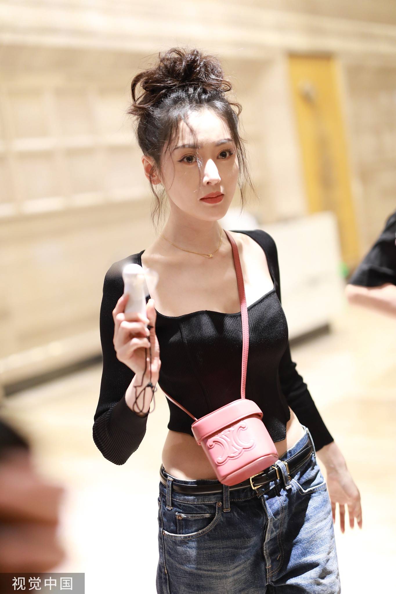 张天爱《浪姐3》上班路透曝光，手捧鲜花笑眼盈盈