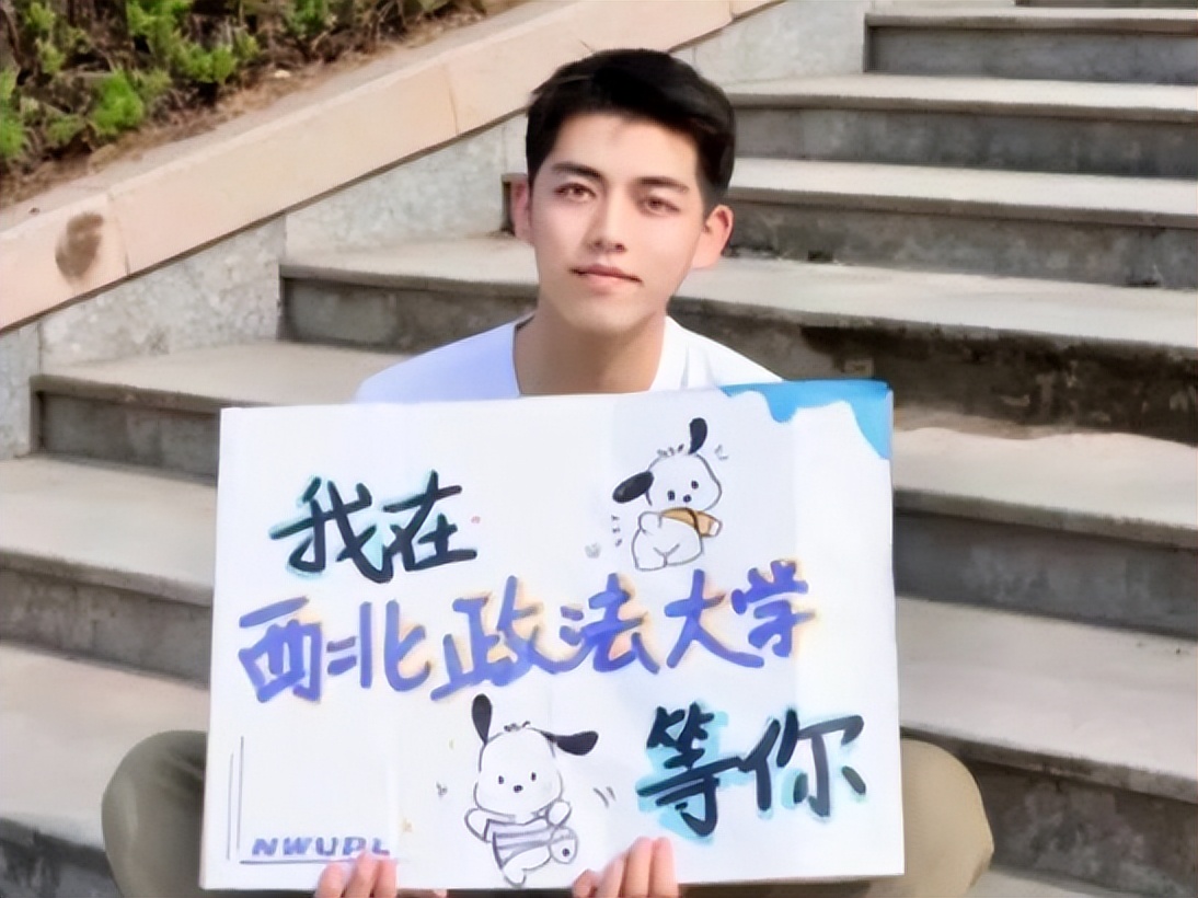 高颜值校花为母校宣传，引得网友阵阵嘲讽：专科也“配”宣传？