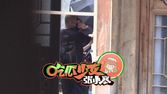 肖战大夏天穿高领衫拍戏 哥哥辛苦