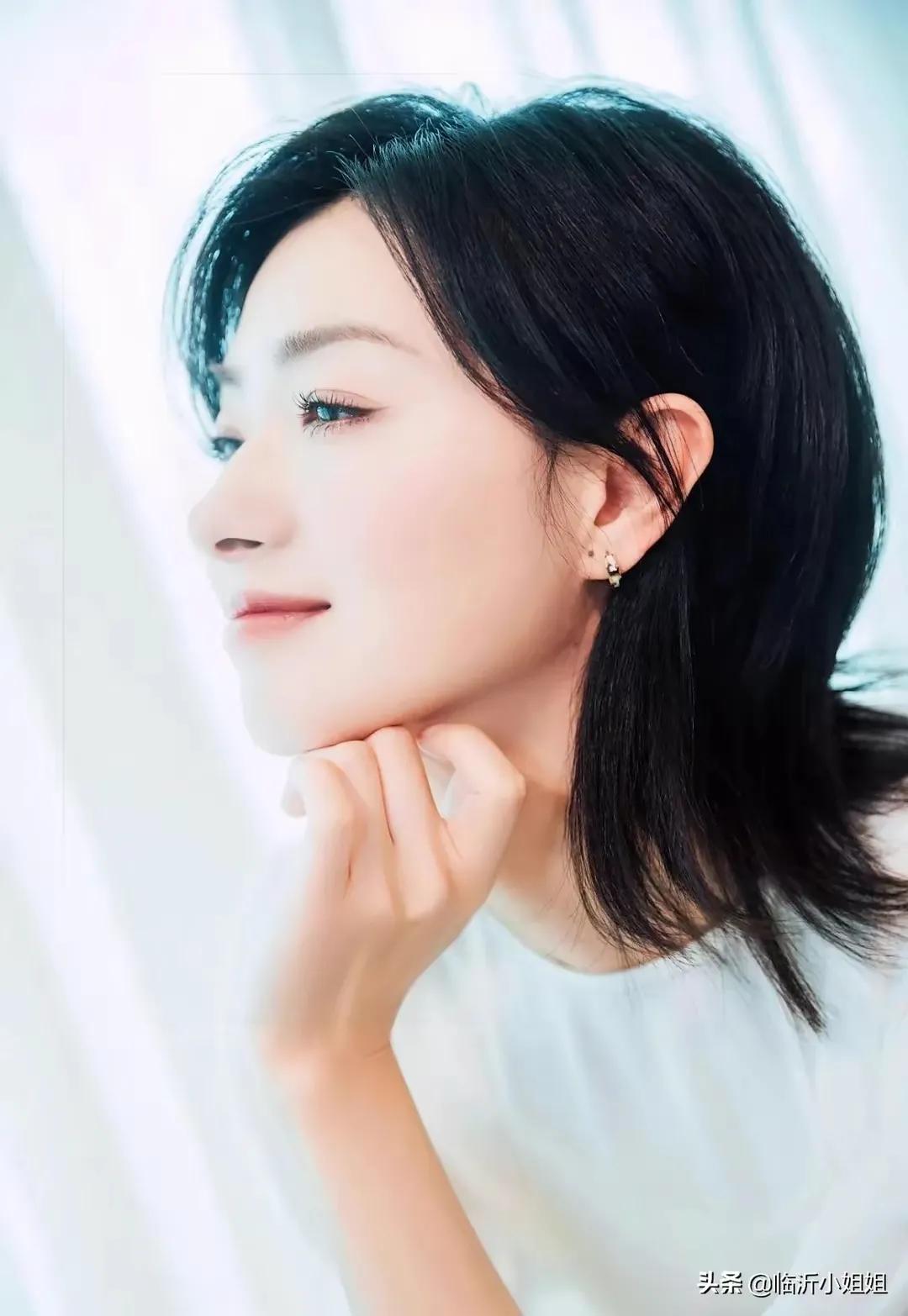 金晨少有的粉色西服套裙干练有型，杨幂彩虹针织毛衣温婉典雅