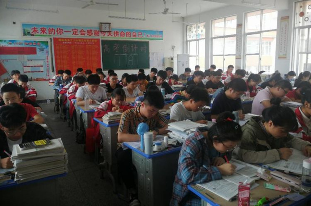 “寒门学子”江群：一家6口靠母亲养活，高考681分圆梦清华