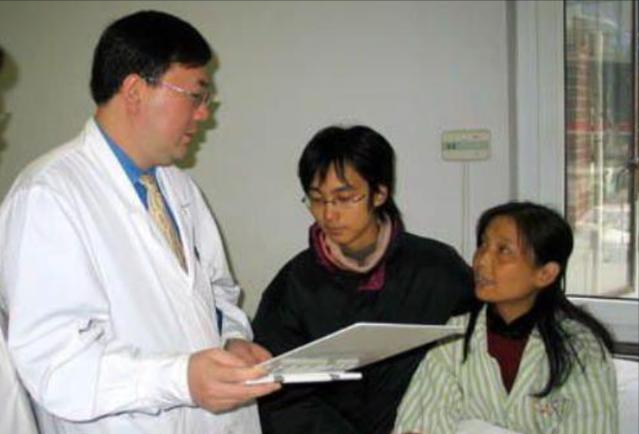 17年前，浙江19岁男孩背着母亲上大学，29岁不顾反对变性为女人