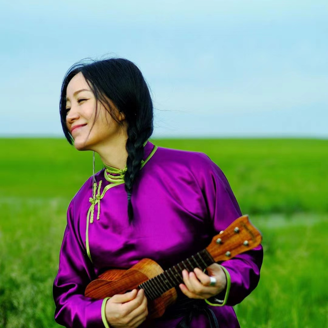 53岁斯琴格日乐放飞自我，坐在路边弹唱无人认出，突然大叫蹦老高