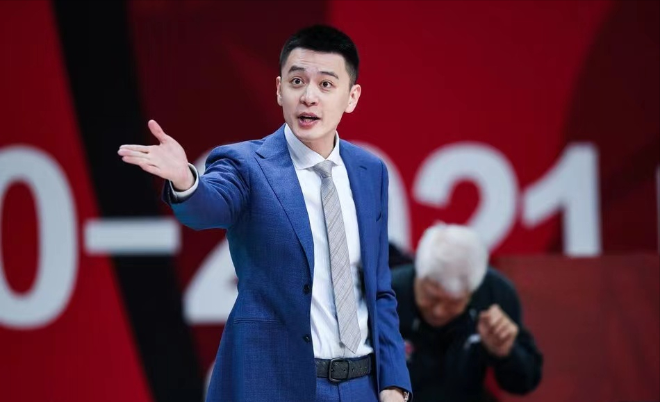 nba西蒙斯效力过哪些球队(上演暴扣让杨鸣目瞪口呆的西蒙斯，离开辽宁队后，他去哪了？)