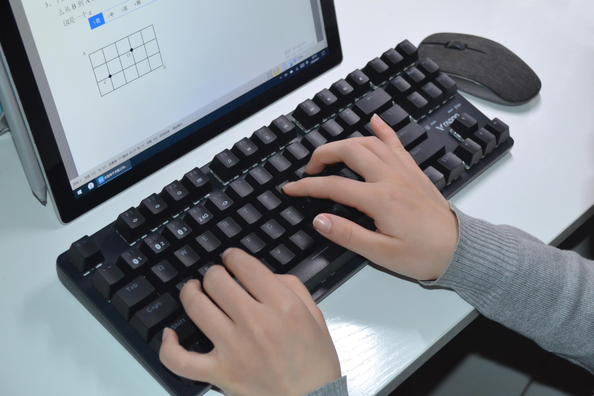 性价比满足妹子需求 雷柏V500PRO三模机械键盘