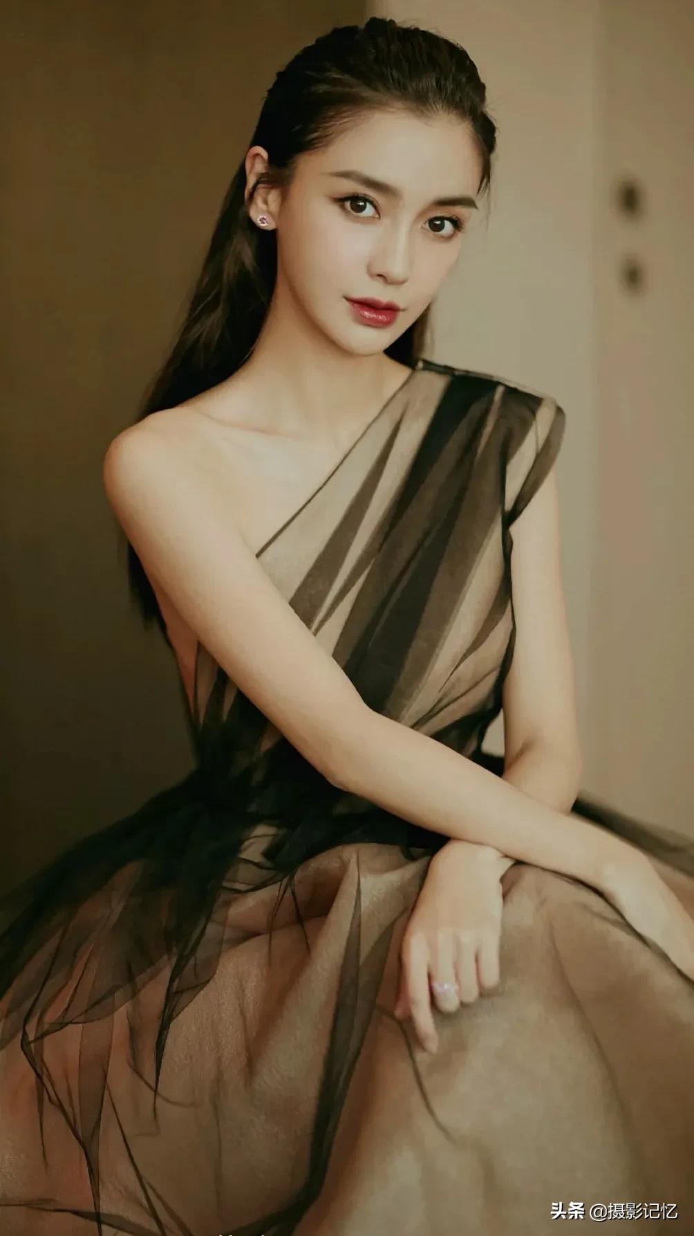杨颖：回眸一笑胜星华