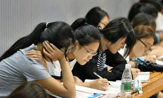 真实的大学生活什么样？学生用“三国演义”梗图吐槽，看后笑出声