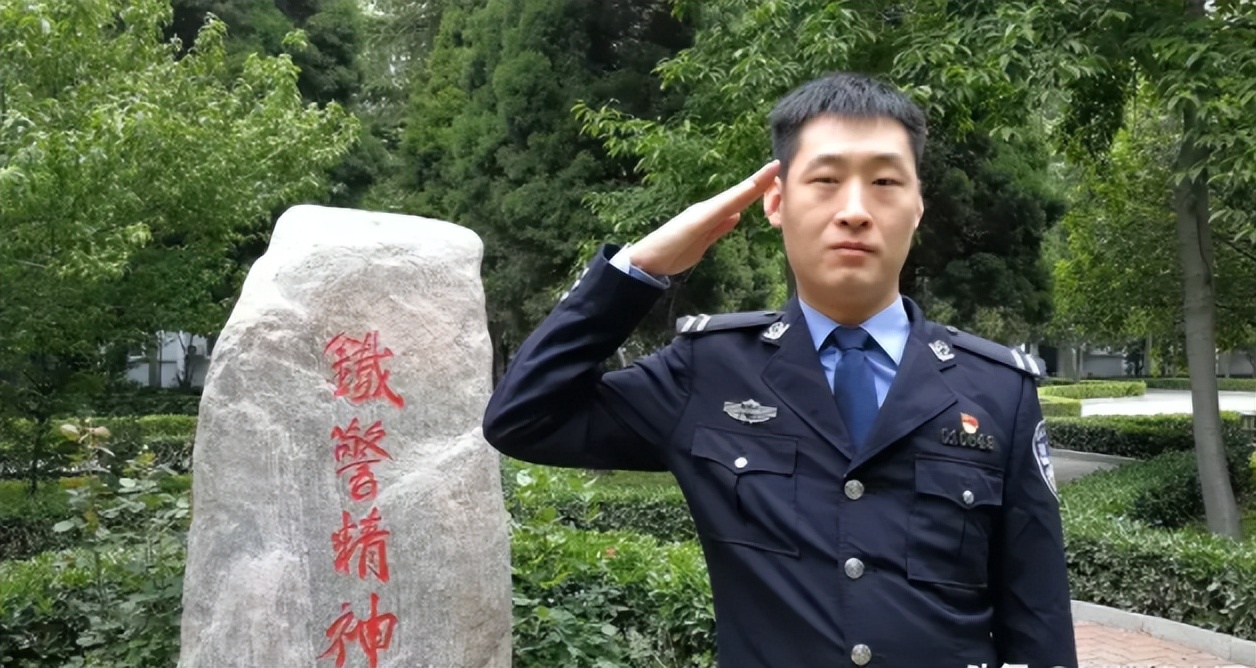 2012年，90后学警车轨救人被轧断双腿，5年后娶照顾他的美女护士