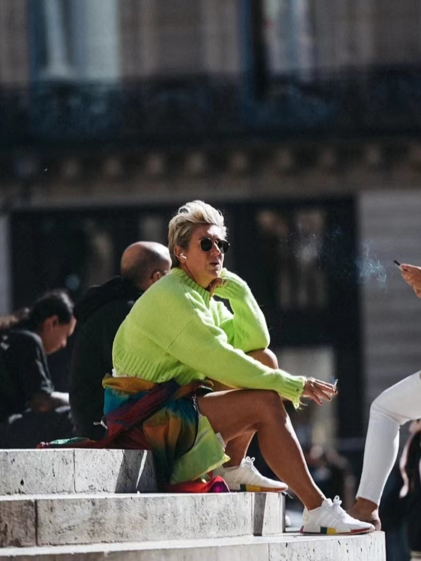 这才是秋天回头率最高的搭配，“长裙+运动鞋”，40、50岁穿太美