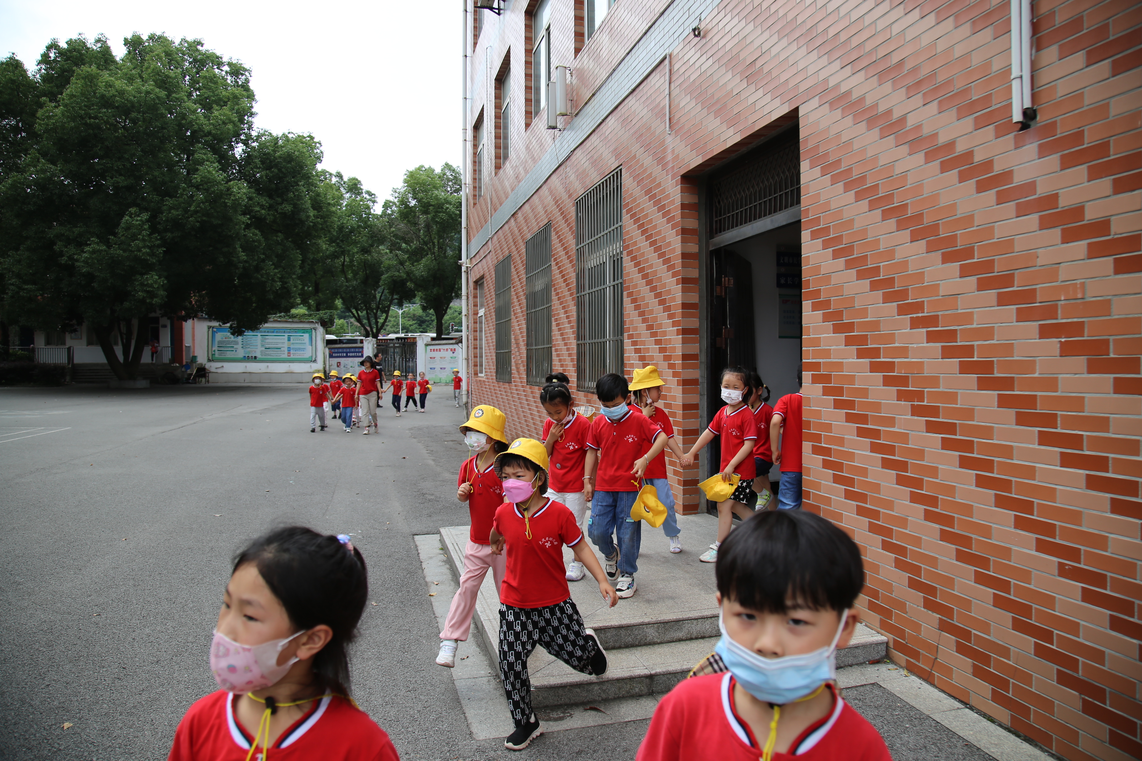 幼儿园孩子进东方红小学 体验小学生活