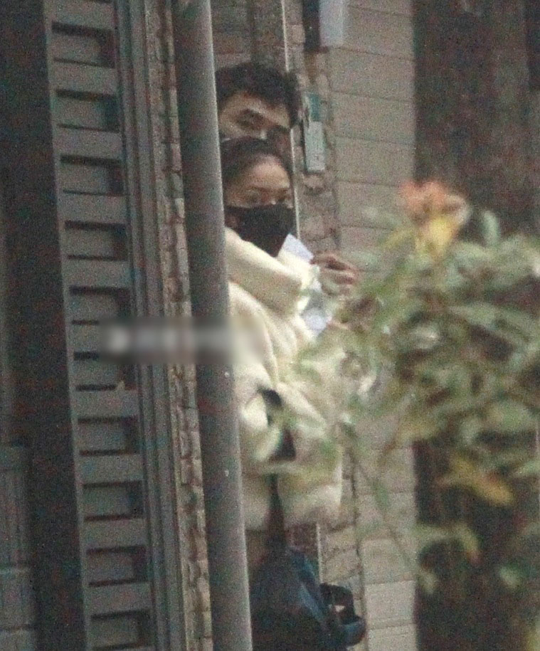 阮经天新欢正面照曝光，皮肤白皙美腿修长，小天护花心切怒怼记者