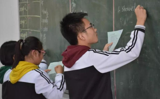 高中生假期手机不离手，家长担心影响学业，私查手机后感到惭愧