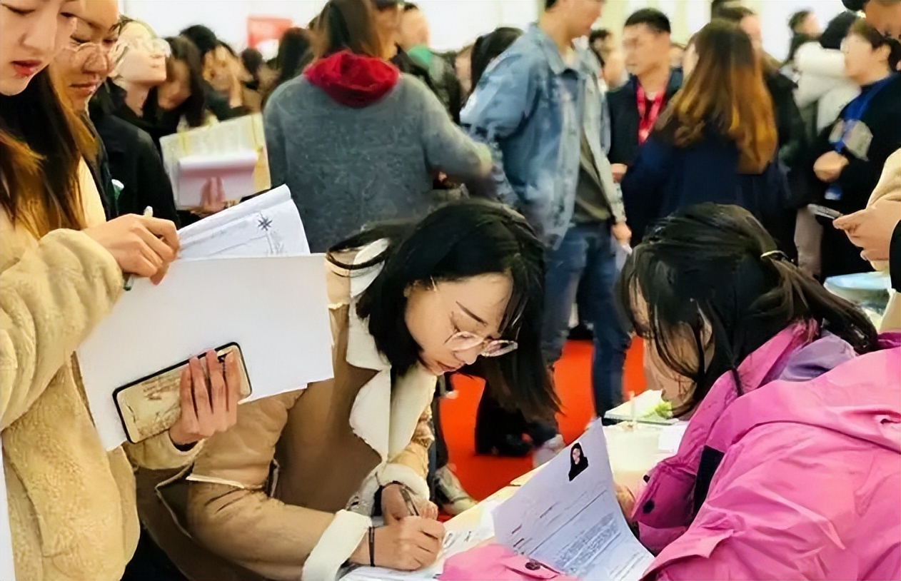 大一新生每个月多少生活费合适？40万份调查结果来了，家长可参考