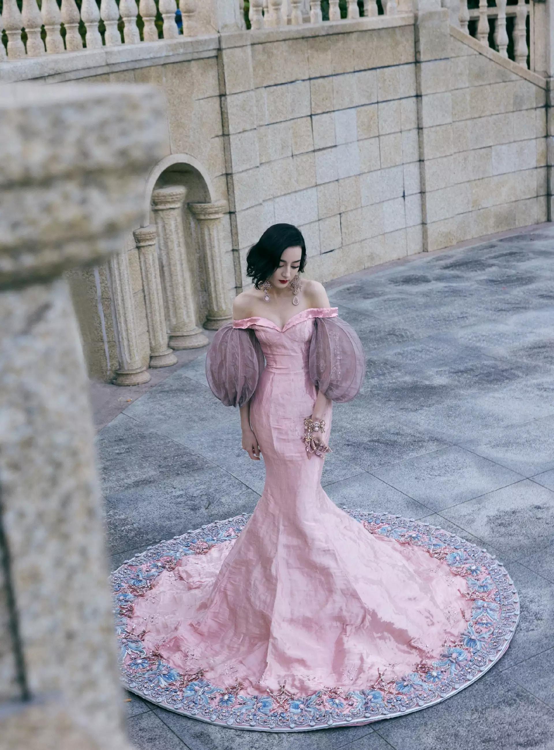 迪力热巴穿的这几套礼服你喜欢她哪一套快来评论一下吧