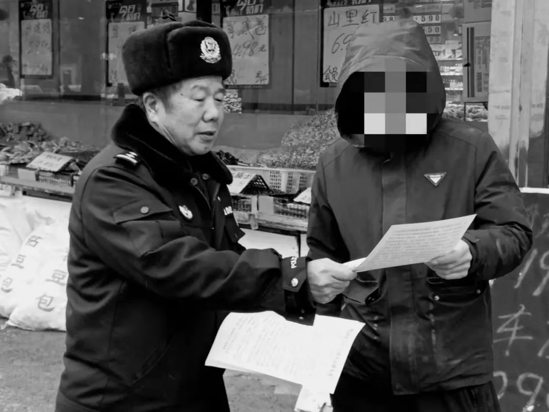 【向公安英雄致敬】还有一年就退休的老民警为了公众牺牲了。。。。。。请过去吧！