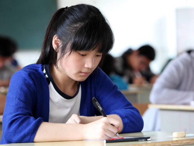 “一模”多少分高考才有望上985？教师道出“内情”，扎心却现实