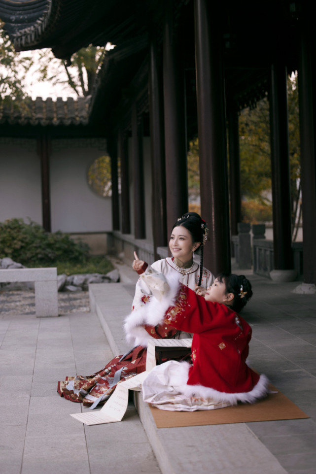 包文婧晒母女古风写真庆元旦，饺子变豁牙小萌妹，越长大越好看