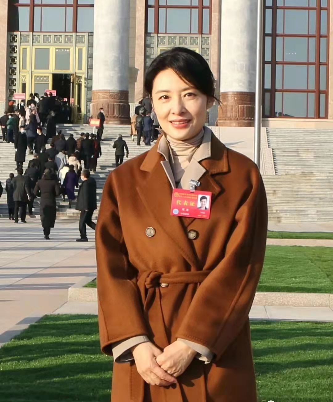 53岁周涛穿大衣美得突出,可惜董卿缺席