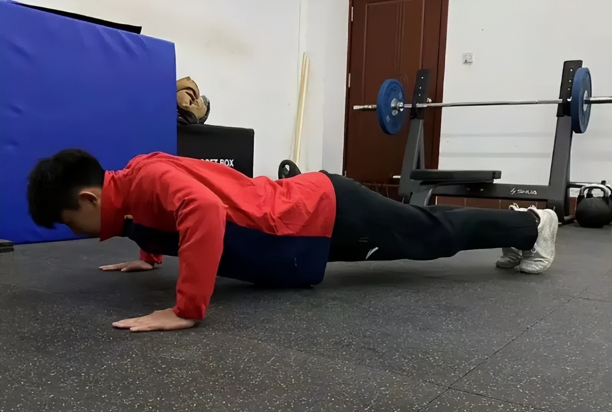 女大学生在宿舍锻炼体能，舞蹈生变“武术生”，网友评论令人捧腹