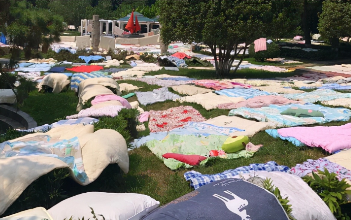 大学“晒被子”季节到来，学生骚操作让人啼笑皆非，当真人才辈出