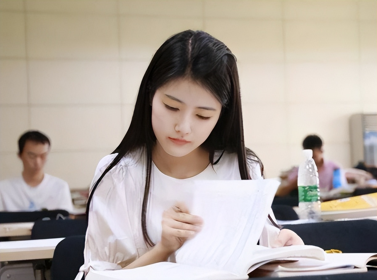 北大女博士考上城管岗,年薪40万的工作,不如月薪4000的公务员?