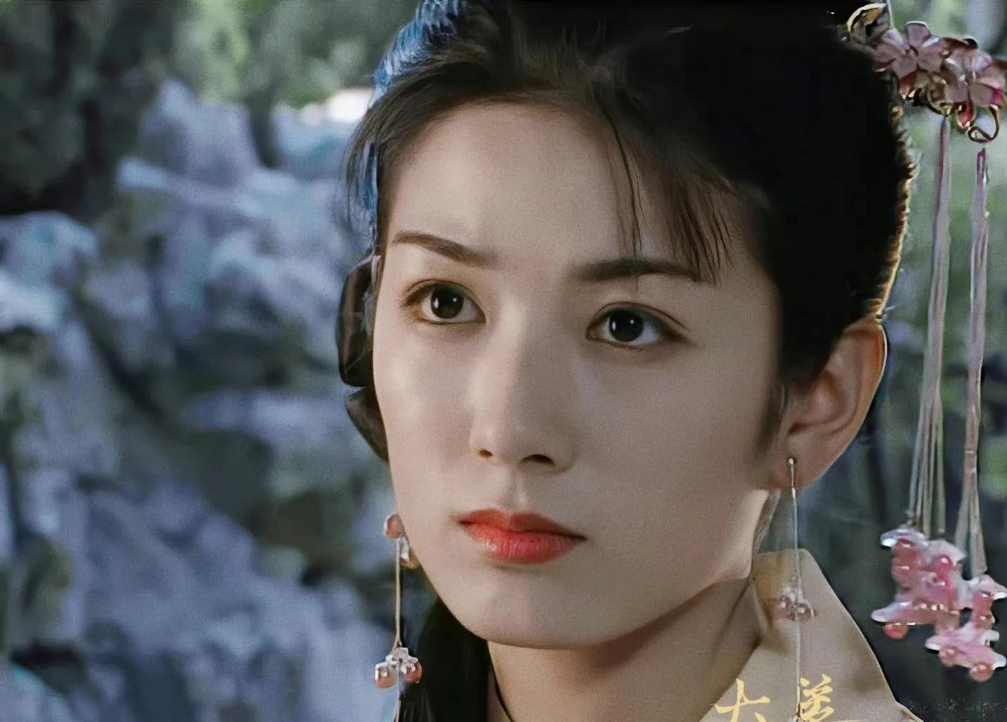 有一种“毁容”叫眼睛凹陷！杨幂比同龄人老10岁，陶虹直接认不出