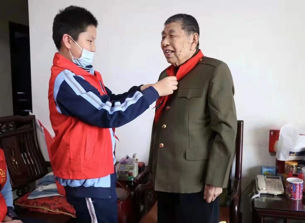 光荣家庭缔结文明花——记福建厦门退役军人徐善龙