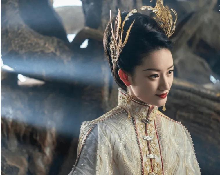 眸光如刃，凌厉摄魂，一瞬之间，尽显疯批美人霸绝天下之姿。