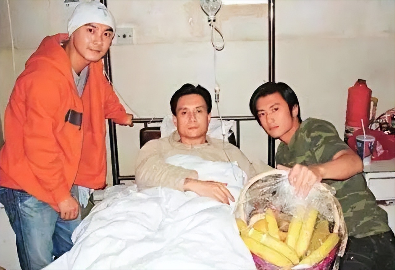 出国洗碗、扫厕所，被父亲告上法庭，王伯昭到底经历了什么？